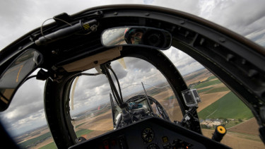 Melihat Kota Paris dari dalam Pesawat Jet
