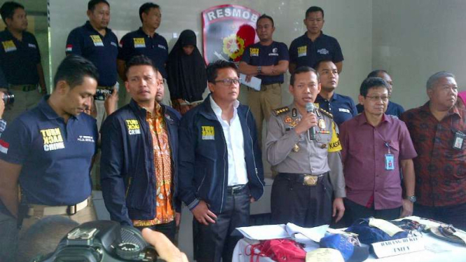 Polisi serahkan Anwar, tahanan yang kabur dari Rutan Salemba, ke Kemenkumham, Jumat, 15 Juli 2016.