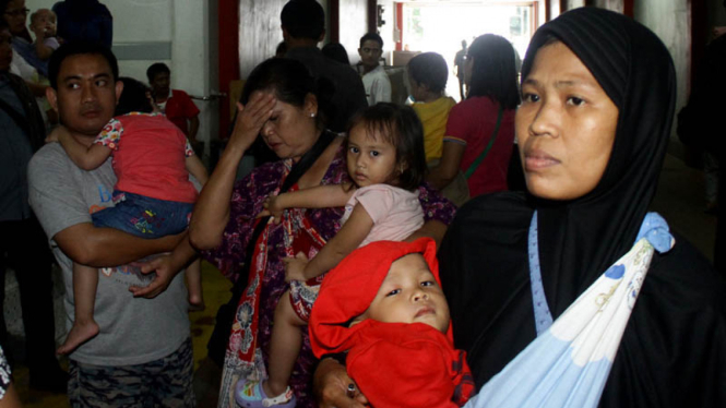 Para warga di Rumah Sakit Harapan Bunda cemas anak mereka mendapat vaksin palsu. 