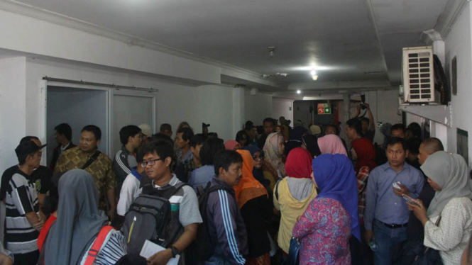 Sejumlah orang tua mendatangi Rumah Sakit Harapan Bunda untuk meminta kejelasan