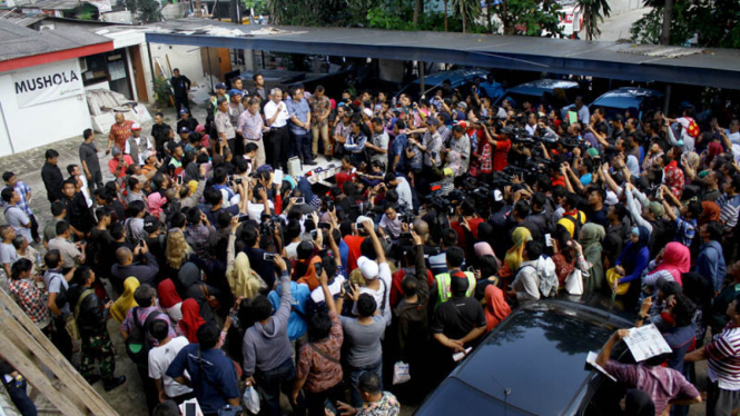 Korban vaksin palsu mendatangi rumah sakit.