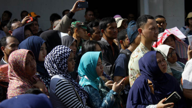 Para orangtua saat mendengarkan keterangan dari pihak RS Harapan Bunda terkait vaksin palsu.