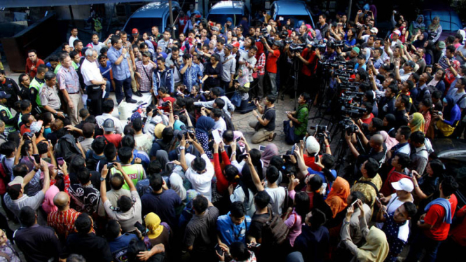 Orangtua korban vaksin palsu mendengarkan keterangan pihak Rumah Sakit Harapan Bunda.