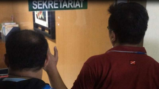 Orangtua korban vaksin palsu ke lantai 4 RSHB, Jumat, 15 Juli 2016.