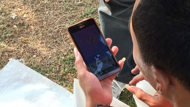 Ilustrasi Pria main Pokemon Go.