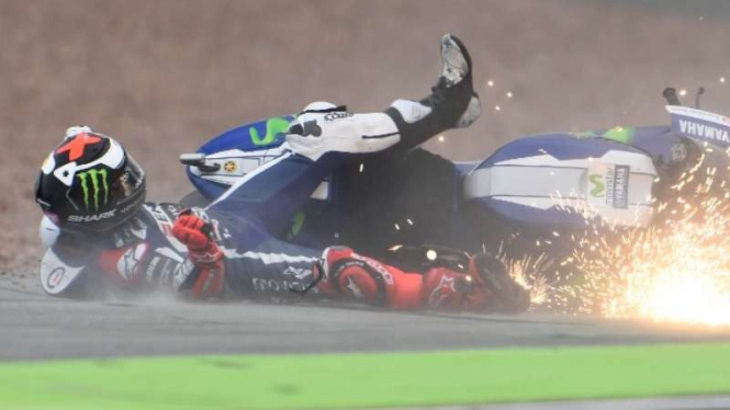 Pembalap Yamaha, Jorge Lorenzo, terjatuh.