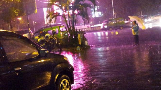 Hujan mengguyur mobil.