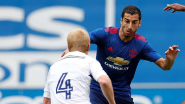 Pemain Manchester United, Henrikh Mkhitaryan (biru)
