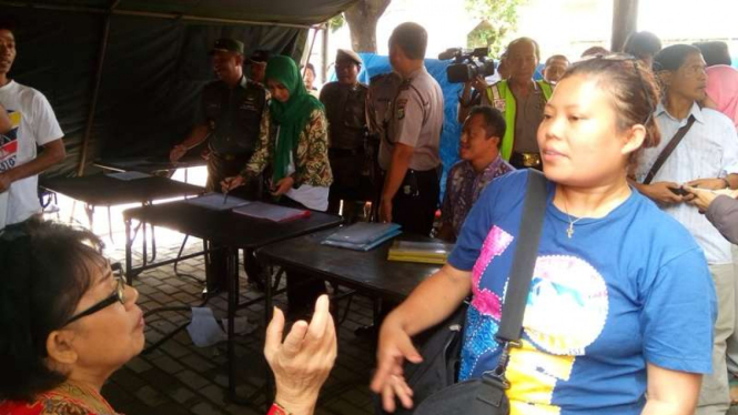 Perwakilan Aliansi Korban Vaksin Palsu Harapan Bunda, Herlin (biru)