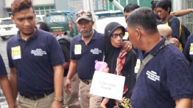 Anwar (berkerudung) dalam reskonstruksi kaburnya dari Rutan Salemba