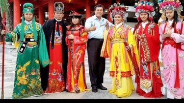 Jupe (kuning) bersama Tutuk Kurniawan (putih) sebelah kirinya suami-istri Chairul Munif