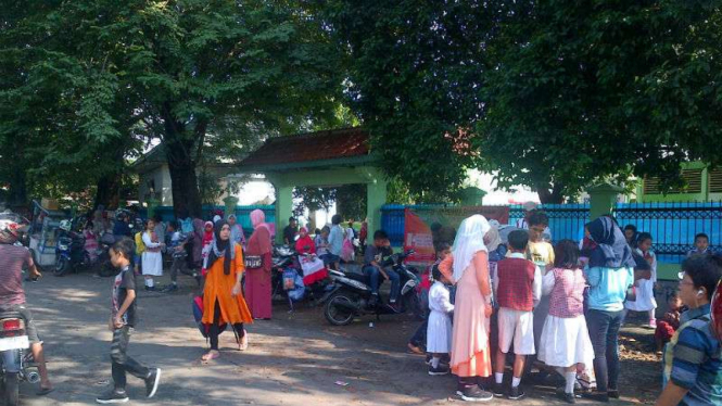 Orangtua antar anak ke sekolah. 
