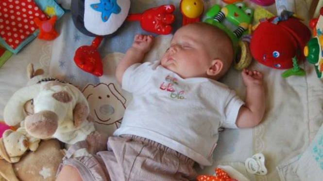 Seorang bayi sedang tidur pulas. 