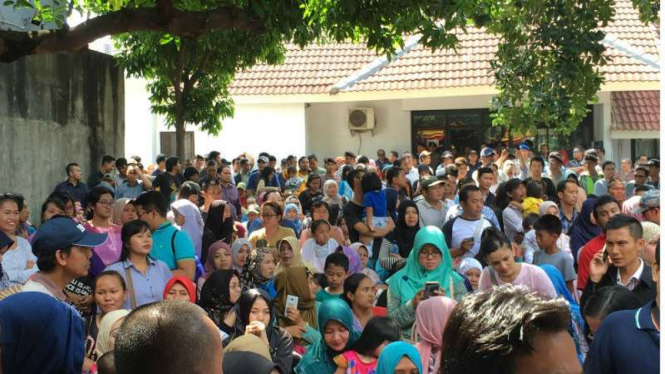 Orangtua korban vaksin palsu di RSIA Mutiara Bunda.