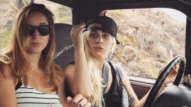 Lady Gaga menyetir