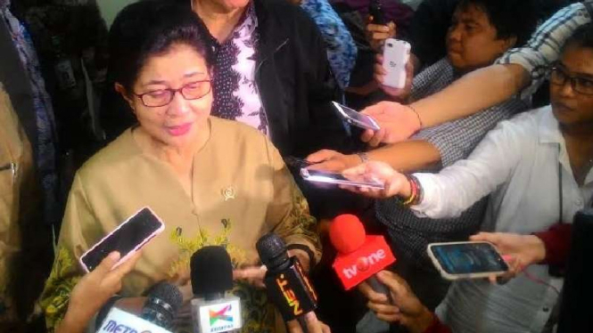 Menteri Kesehatan Nila F Moeloek 