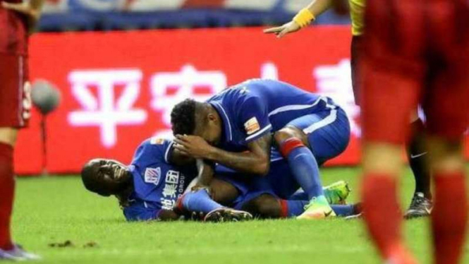 Demba Ba saat alami cedera di Liga China bersama Shanghai Shenhua