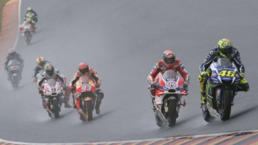 Valentino Rossi memimpin jalannya balapan.