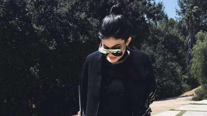 Kylie Jenner dengan rambut model cepol