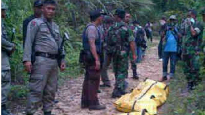 Tim operasi Tinombala 2016 mengevakuasi jasad terduga teroris Santoso.