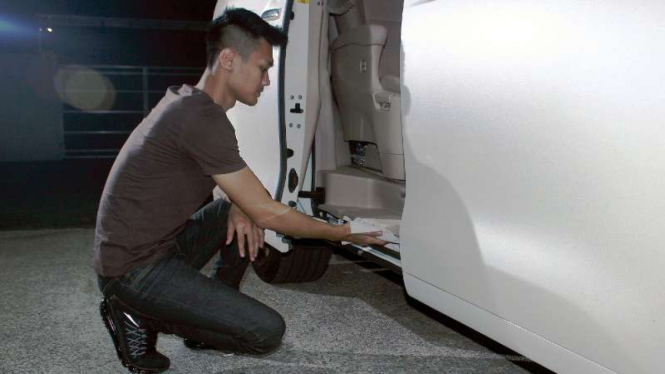 Merawat pintu geser mobil.