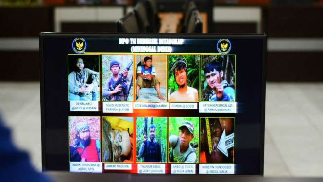  Petugas kepolisian menunjukkan foto 10 orang anggota kelompok Santoso di Poso yang tertembak oleh Satgas Operasi Tinombala 2016 di Mapolda Sulawesi Tengah, Palu, Kamis (30/6).