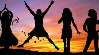 100 Wanita Pose Tanpa Busana karena Trump