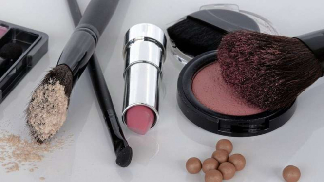  Ilustrasi make up.