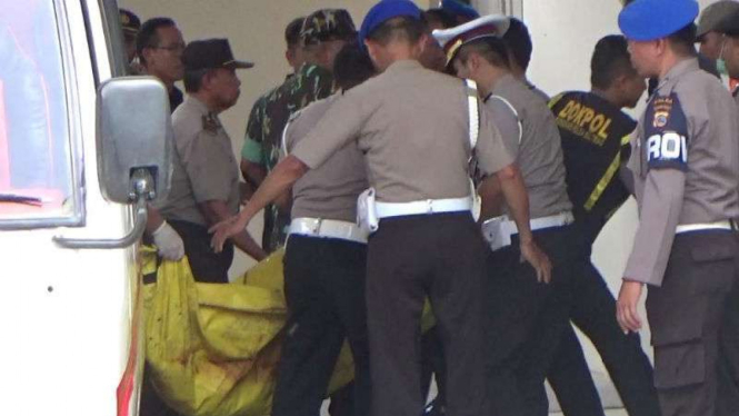 Evakuasi jenazah buronan teroris Santoso alias Abu Wardah di Rumah Sakit Bhayangkara Palu pada Selasa, 19 Juli 2016.