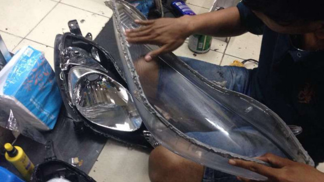 Jasa membersihkan lampu mobil.