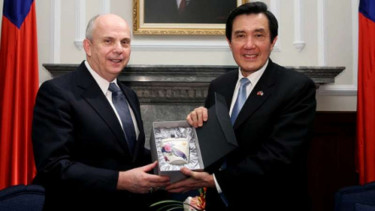 Calon Dubes AS untuk Ri, Joseph R. Donovan, Jr (kiri) dengan mantan Presiden Taiwan, Ma Ying-jeou.