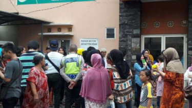 Warga mendatangi klinik di Palmerah, meminta kejelasan soal vaksin palsu.