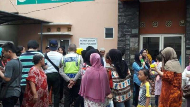 Warga mendatangi klinik di Palmerah, meminta kejelasan soal vaksin palsu.