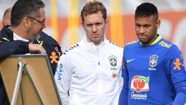 Neymar saat mendengarkan instruksi pelatih Brasil Rogerio Micale