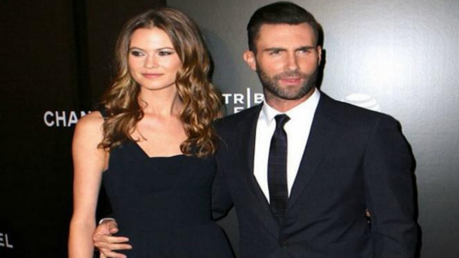 Behati Prinsloo & Adam Levine.