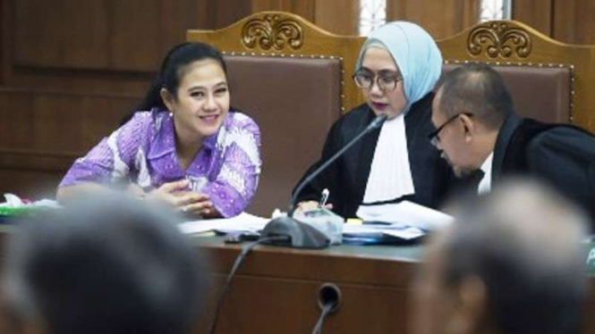 Damayanti Wisnu Putranti (kiri)