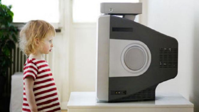 Anak kecil menonton televisi