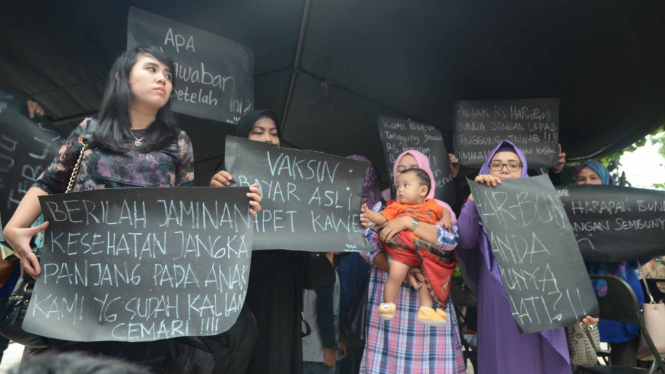 Protes  Kasus vaksin palsu di Bekasi.