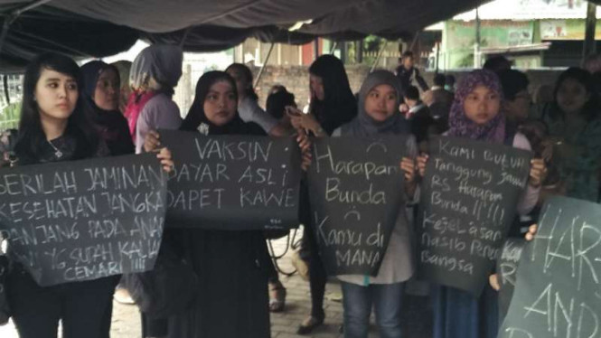 Orangtua korban vaksin palsu gelar aksi di RS Harapan Bunda. (20/07/16)