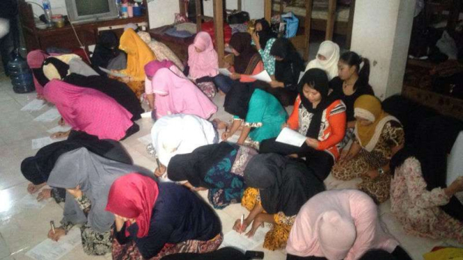 Sejumlah TKI di penampungan sedang didata petugas gabungan.