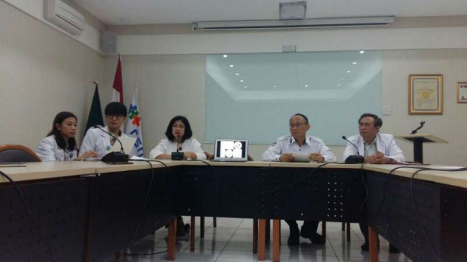 Tim dokter Rumah Sakit Hasan Sadikin yang menangani bocah penderita penyakit kulit menular dalam konferensi pers di Bandung pada Kamis, 21 Juli 2016.