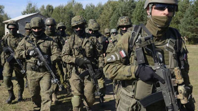 Pasukan NATO saat sesi latihan militer.
