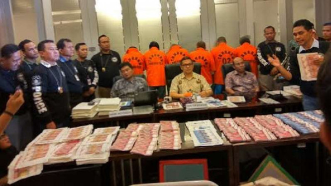 Mabes Polri perlihatkan tersangka dan barang bukti uang palsu.