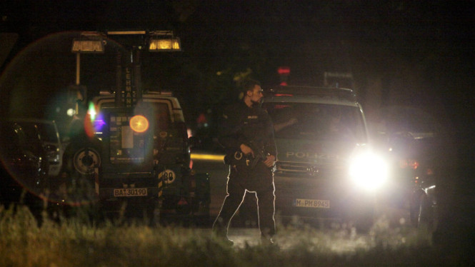 Polisi terlihat berjaga di sebuah jalanan kecil pascapenembakan di pusat perbelanjaan Olympia di Munich, Jerman, 23 Juli 2016. 
