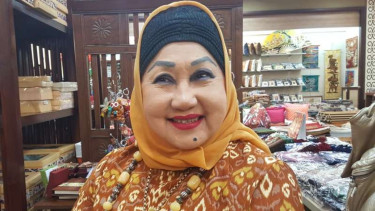 Dewi Motik.