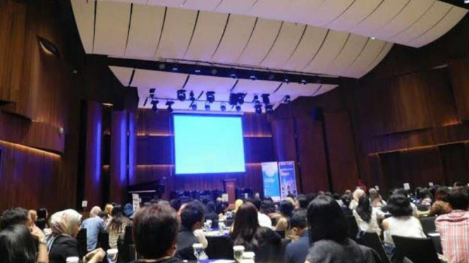 300 mahasiswa yang akan sekolah ke Inggris sedang mendapatkan pengarahan di British Council, Sabtu, 23 Juli 2016.