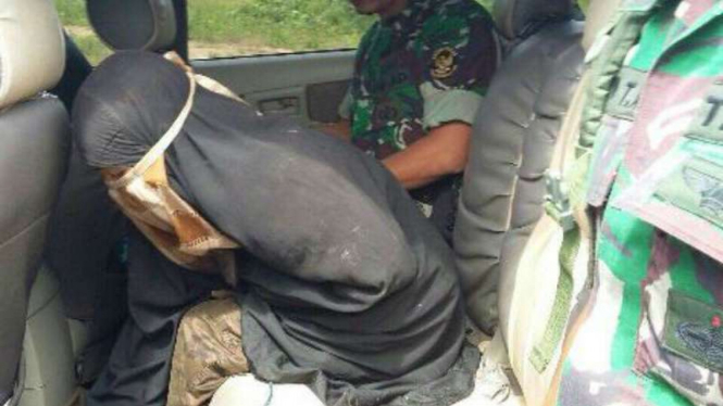 Jumiatun Muslim alias Umi Delima, istri kedua Santoso alias Abu Wardah ditangkap