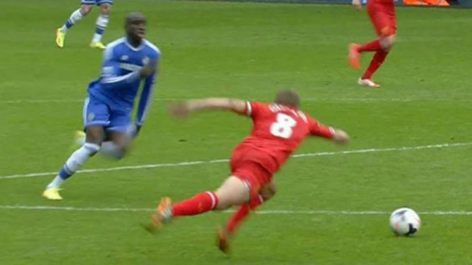 Momen saat Steven Gerrard terpeleset saat mengejar bola