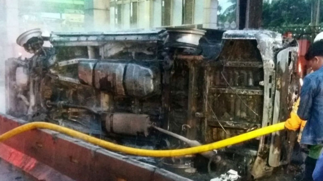 Alphard  terbakar di Senayan