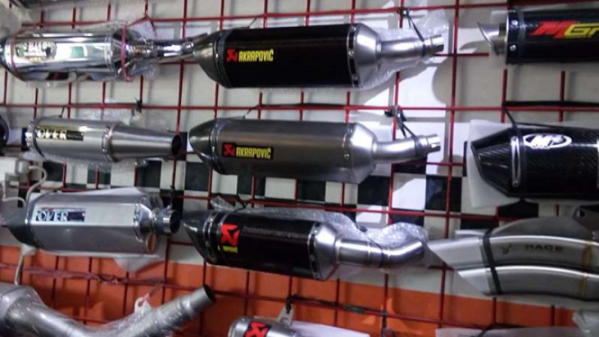 Knalpot racing untuk motor sport.